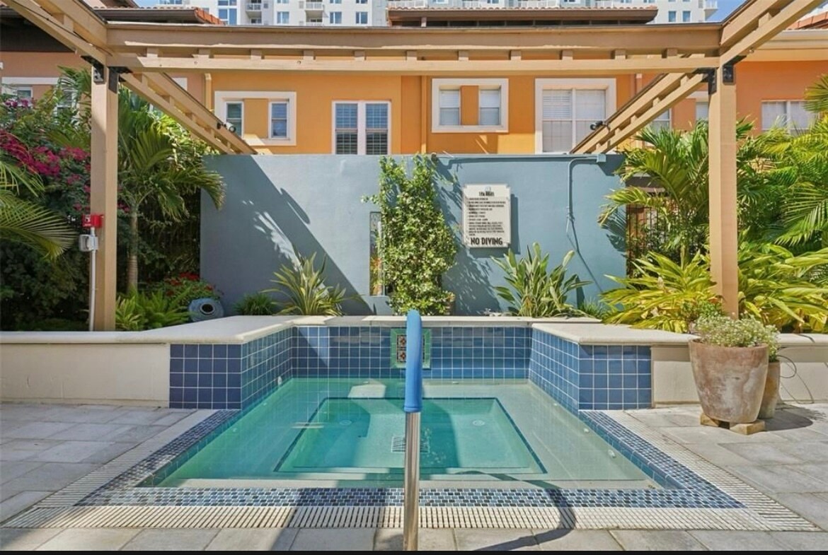 Building Photo - 200 4th Ave S