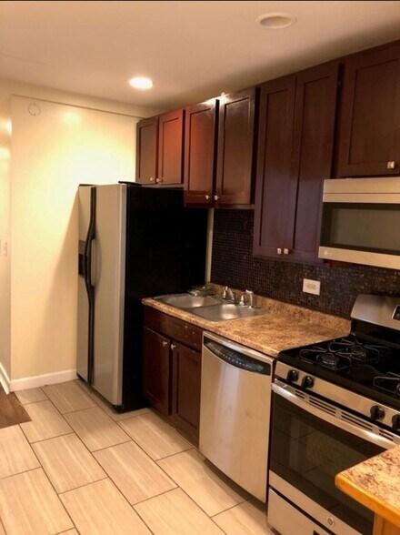 Building Photo - 704 E 50th Pl