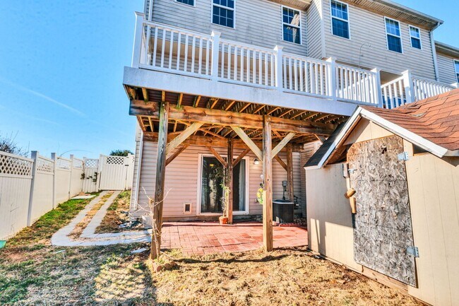 Building Photo - Charming 3 BR + Den Townhouse available now