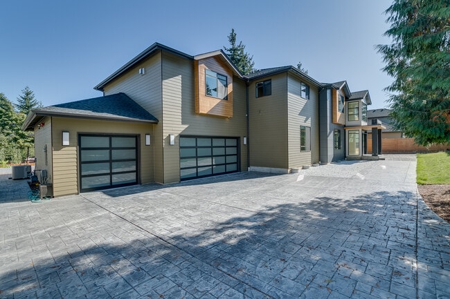 Primary Photo - Luxurious & Contemporary 5 bed home in Red...