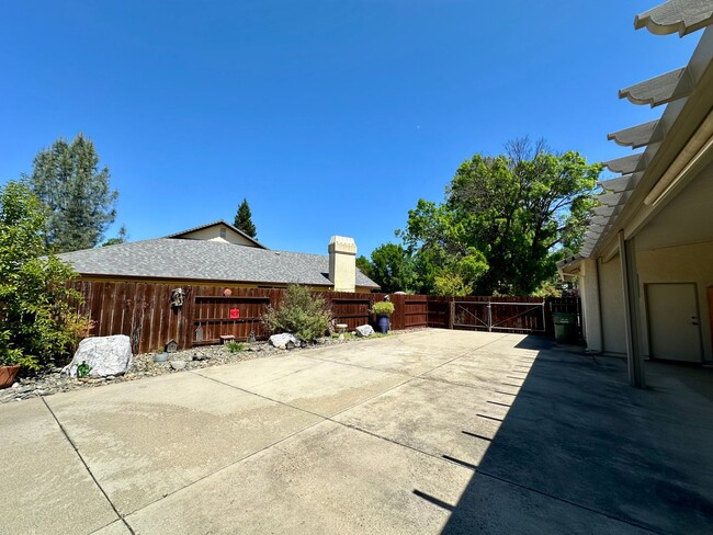 Building Photo - Beautiful well maintained home! Excellent ...