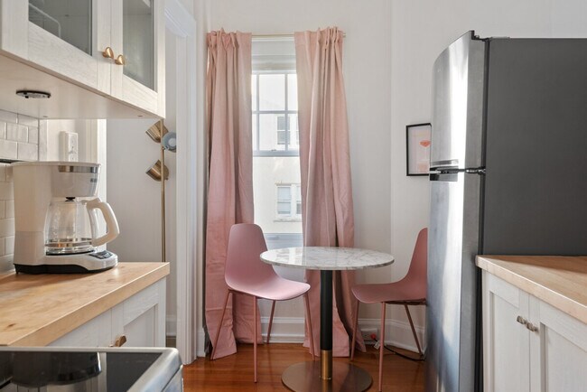 Building Photo - 2015 NW Flanders St