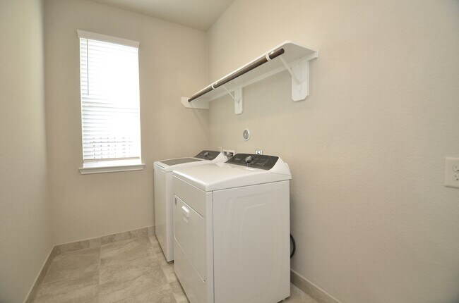 Building Photo - 3502 Gannan Lake Ct