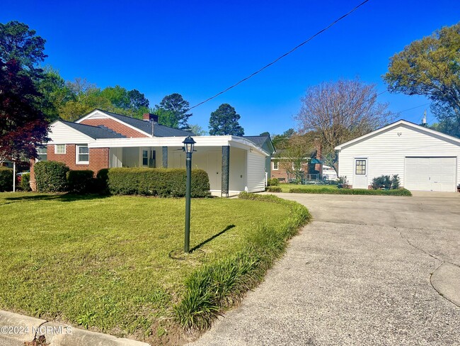 Building Photo - 2619 Crockett Dr