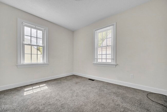 Building Photo - 1215 Sunford Ave SE