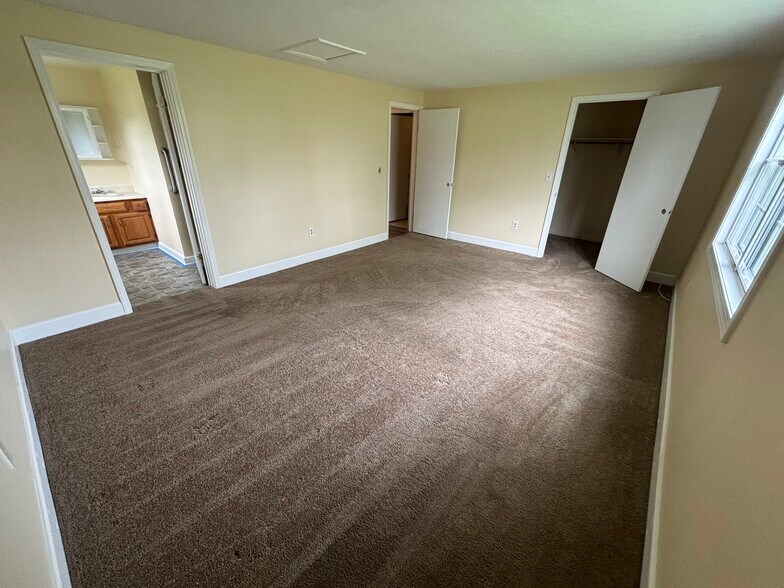 Master Bdrm - 32 Chestnut Ct