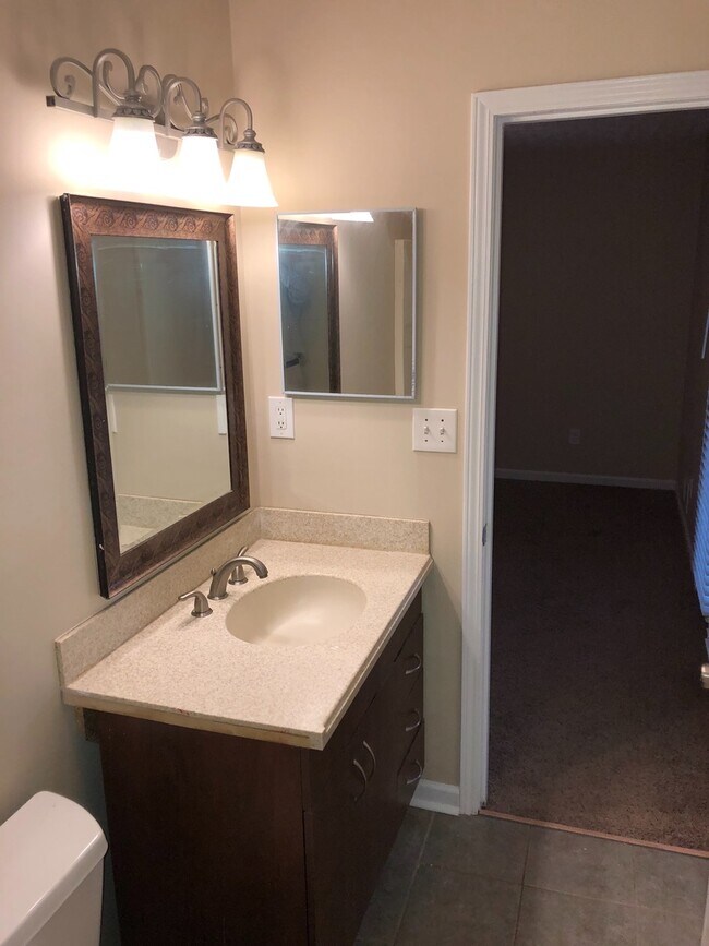 Building Photo - 3/2 Ranch w/ Large 2 Car Garage and Fenced in Backyard on Private Cul-De-Sac!