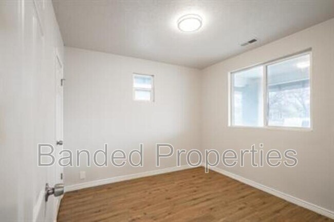 Building Photo - 376 W 700 N