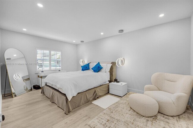 Building Photo - 130 Cypress Club Dr