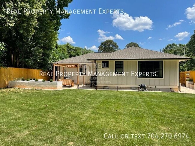 Building Photo - 2243 Shamrock Dr