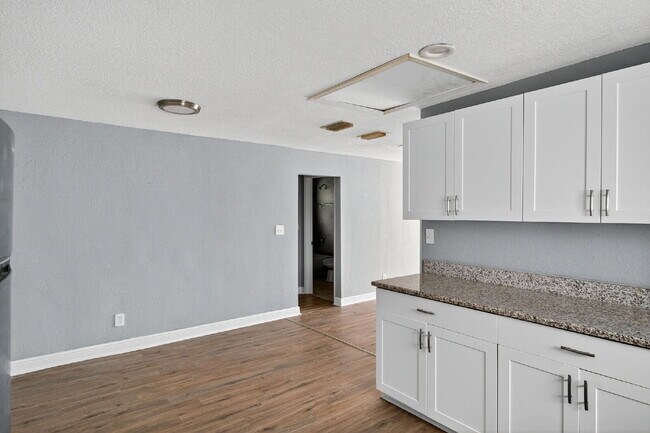 Building Photo - Location, Location, location! Large 3 Bedroom, 2 Bathroom Home for rent. This home has recently b...