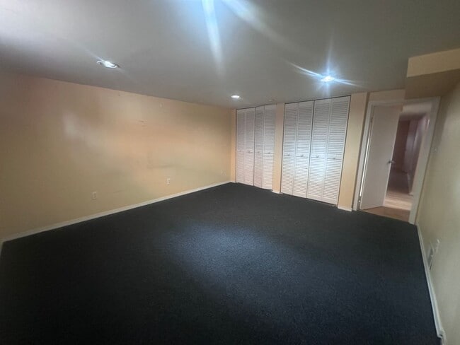 Building Photo - Hikes Point 3+ bedroom home with finished basement and garage