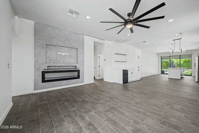 Building Photo - 2312 E Curnow Dr