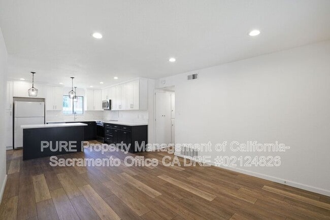 Building Photo - 2140 W La Loma Dr