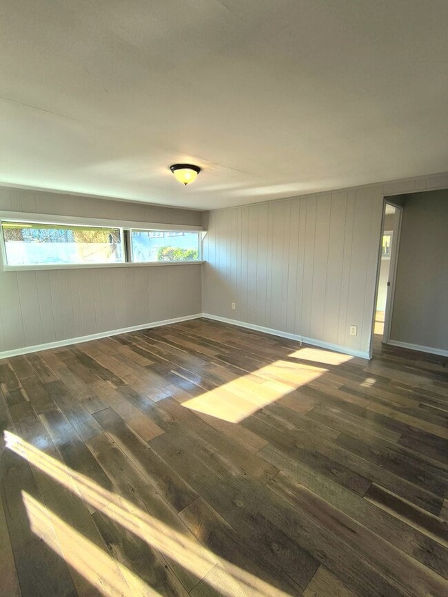 Building Photo - Updated 2br/1ba Oak Ridge bungalow