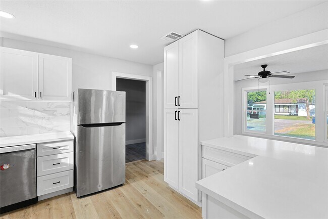 Building Photo - 6714 E Bayou Dr