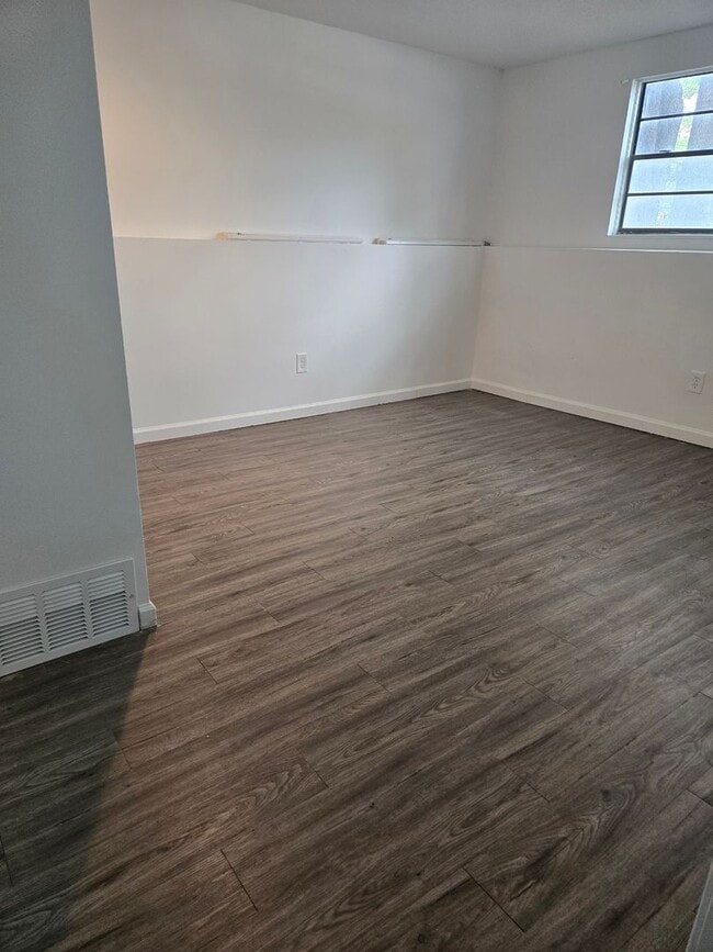 Building Photo - Huge 1/2 Duplex in Olathe