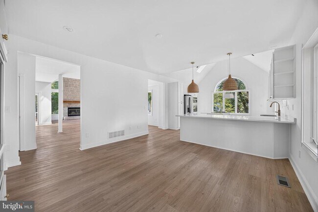 Building Photo - 221 Spring Race Ct