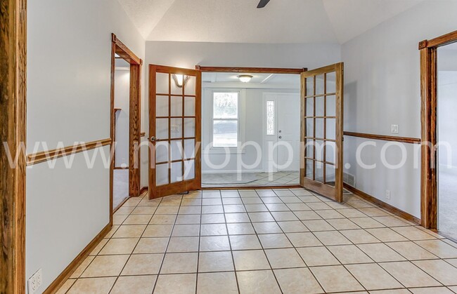 Building Photo - Beautiful 2 Bedroom / 1 Bathroom Home | Ne...