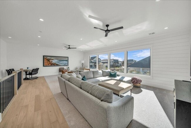 Building Photo - Beautiful 6-Bedroom, 5-Bathroom Home for R...