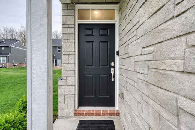 Building Photo - 2832 Fairgrove Cres