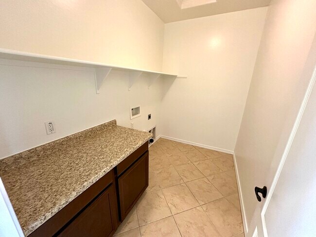 Building Photo - Fantastic Goodyear Home in Sedella