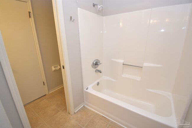 Building Photo - 7061 Heather Oaks Dr