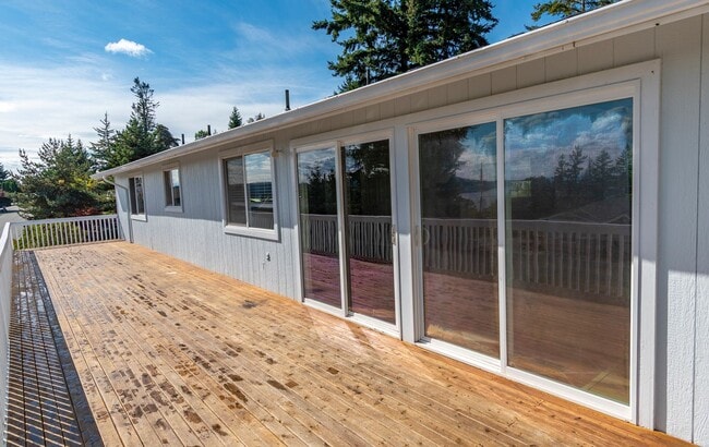 Building Photo - Spacious 2-Story Split-Level Home with Wat...