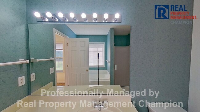 Building Photo - Spacious 3 BD/3 BA Home with Open Floorpla...