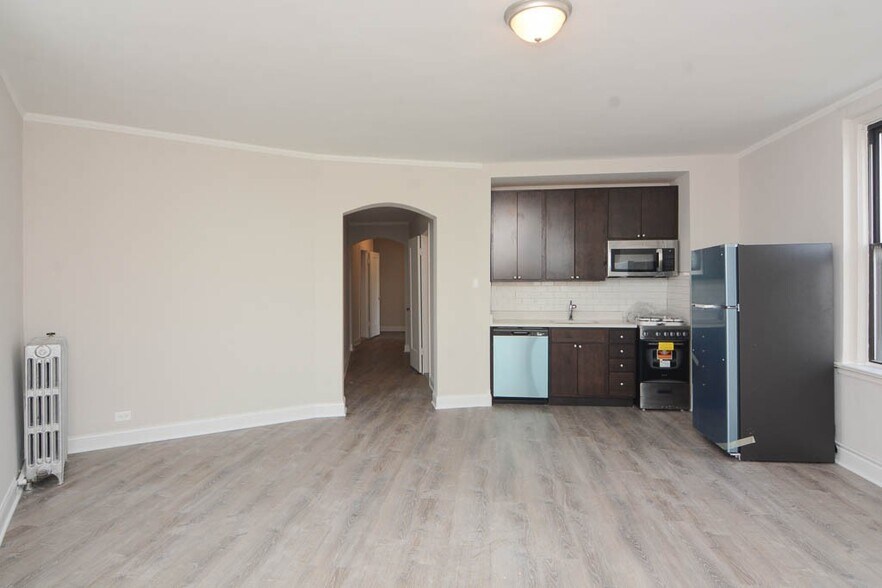 Building Photo - 3335 W Diversey Ave