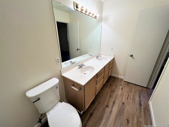 Building Photo - 8214 Chestnut Manor Dr