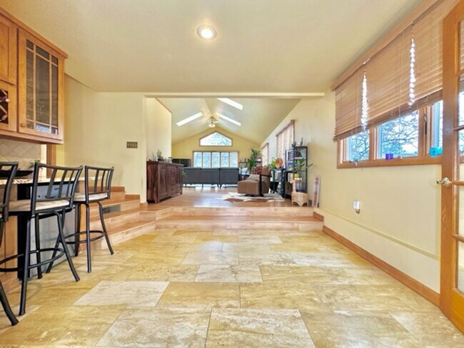 Building Photo - Beautiful / Spacious 3 Bed 3 Bath Ranch Style Single Family Home!