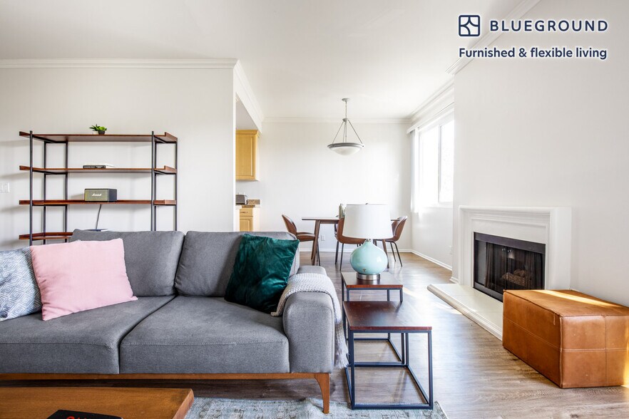 Building Photo - 467 S Arnaz Dr