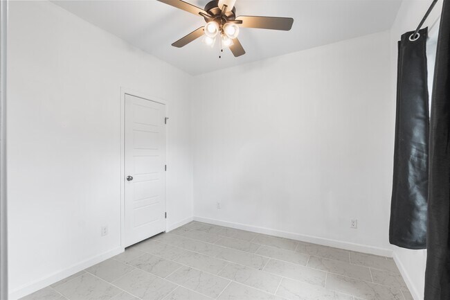 Building Photo - 905 Rotonda Ln