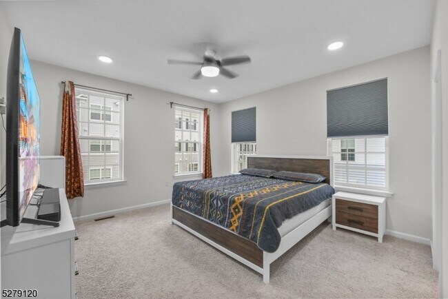 Building Photo - 11 Tippet St