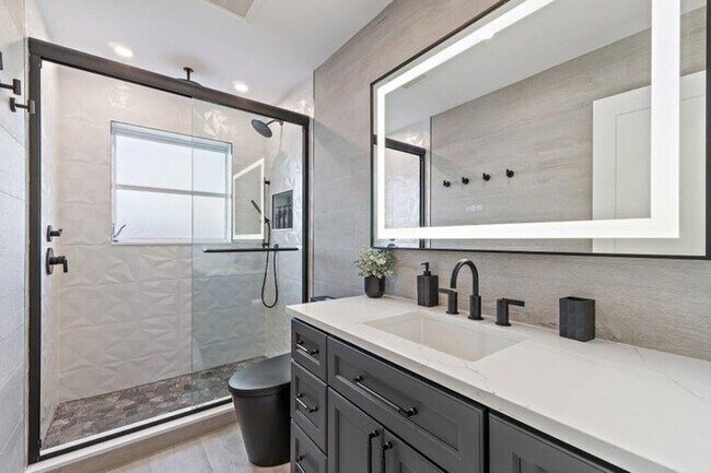 Building Photo - 4193 Hyacinth Cir N