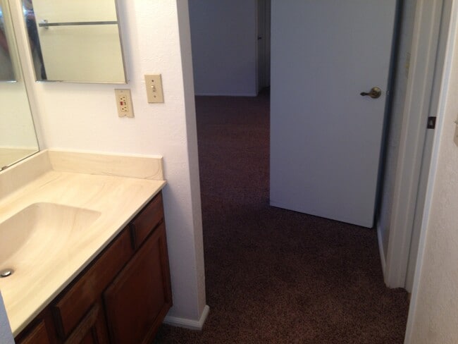 Building Photo - **COMFY 2 BEDROOM/2 FULL BATHROOM CONDO IN...