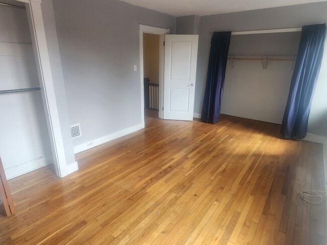 Building Photo - 2 Bedroom 1 bath updated Row Home