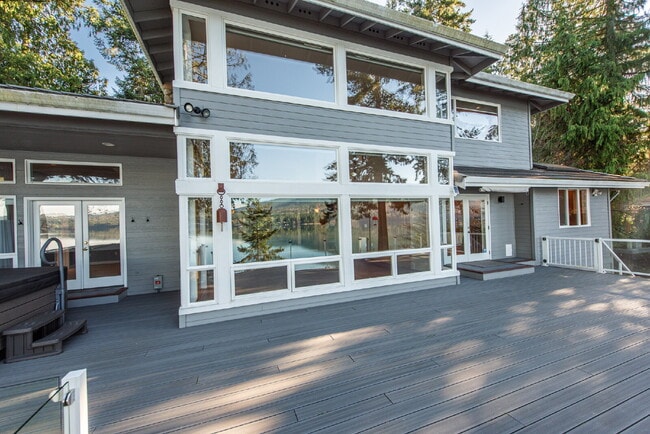 Building Photo - Beautiful Custom Home Overlooking Sequim Bay
