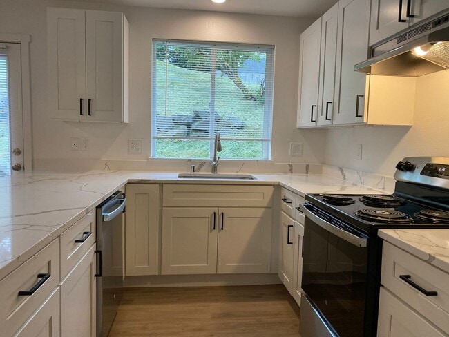 Building Photo - Stylish 4 Bedroom, 2 Bathroom Home with Gr...