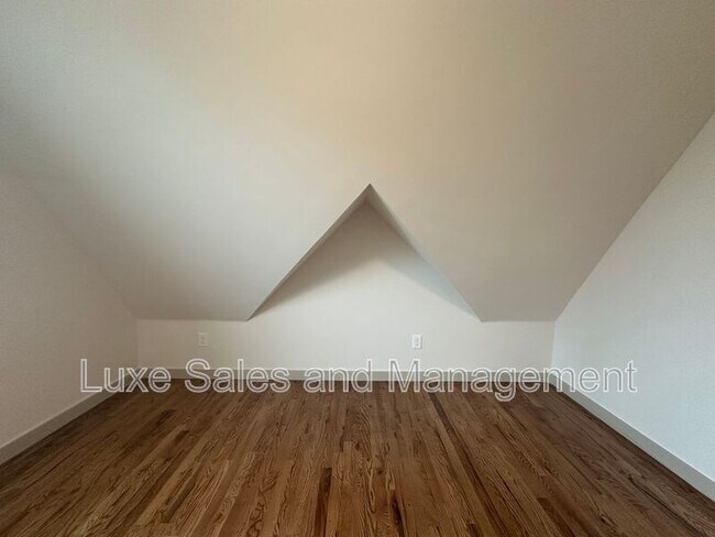 Building Photo - 911 NE 16th St