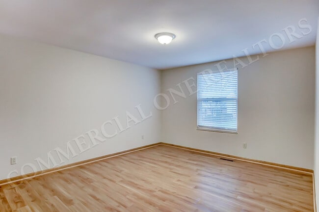 Building Photo - Beautiful 4 Bedroom Home near Mill Run