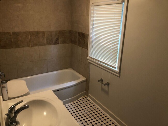 Building Photo - 2BR Renovated House