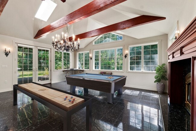 Building Photo - "Experience Luxury Living: Expansive 4-Bedroom Retreat Estate with Scenic Views and Elegant Finis...