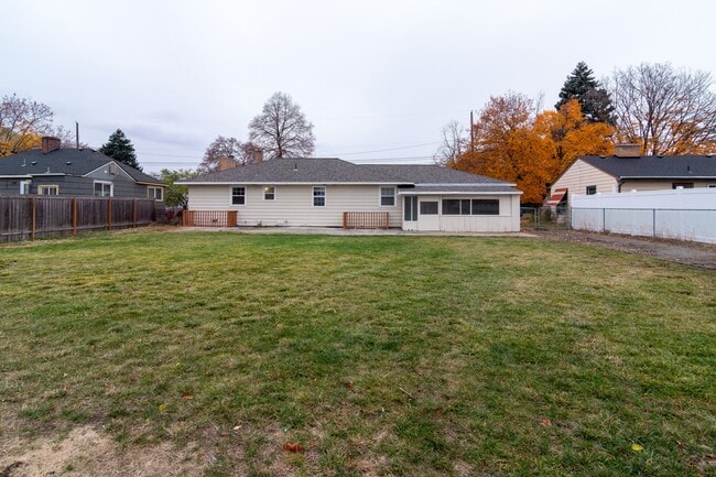 Building Photo - 5 Bed 2 Bath Home Available in Spokane Val...