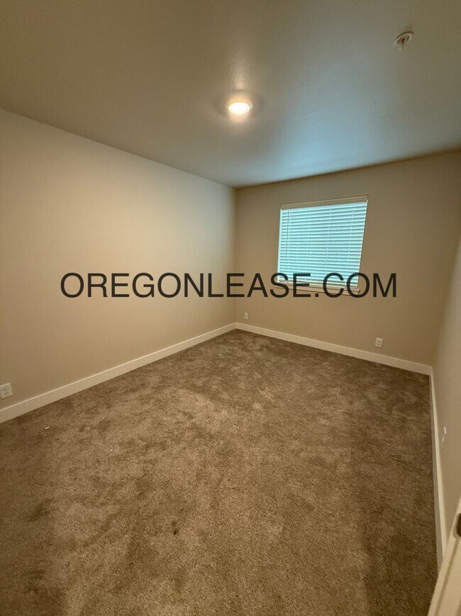 Building Photo - Newer 2-Bedroom Apartment located off Jasp...