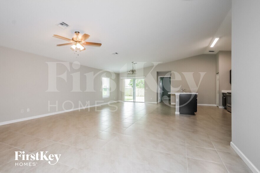 Building Photo - 623 SW Homeland Rd