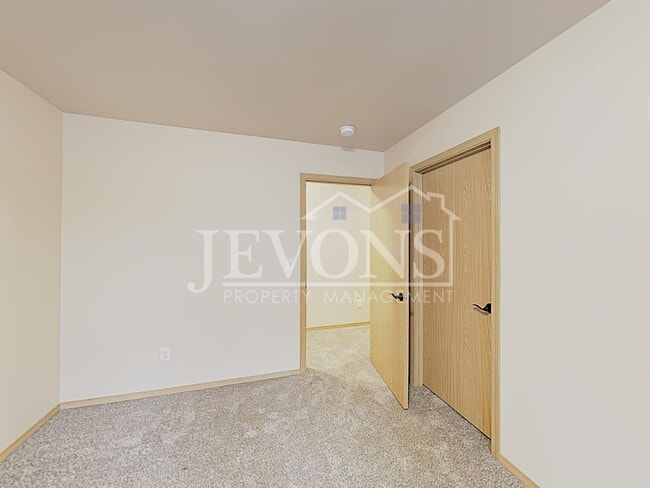 Building Photo - 708 N 29th Ave