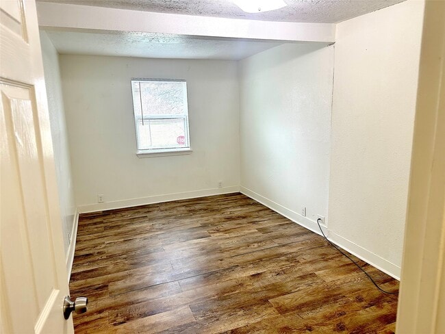 Building Photo - 1005 Avenue E 1/2