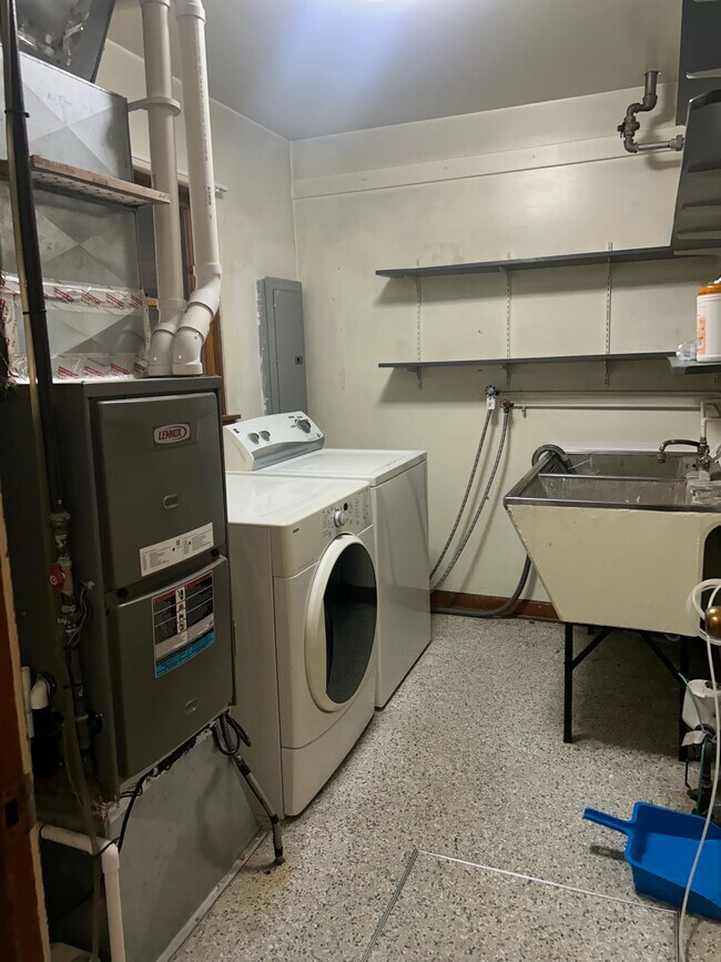 Building Photo - 4347 Custer Ave